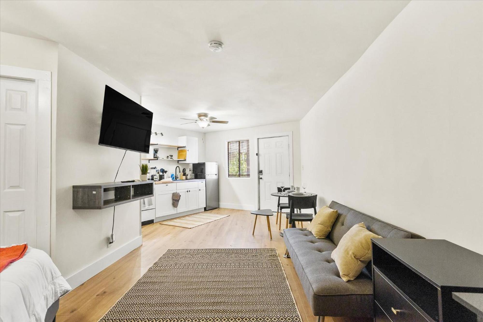Modern Studio Apartment Near Merrimack Park Гантсвілл Екстер'єр фото